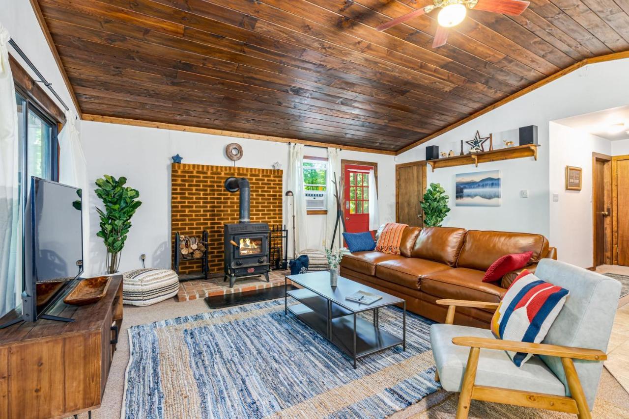 Great Cacapon Secluded W Hot Tub, Fire Pit, Deck & Updated Wifi מראה חיצוני תמונה