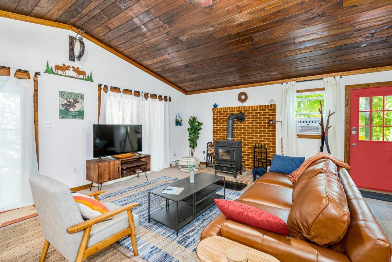 Great Cacapon Secluded W Hot Tub, Fire Pit, Deck & Updated Wifi מראה חיצוני תמונה