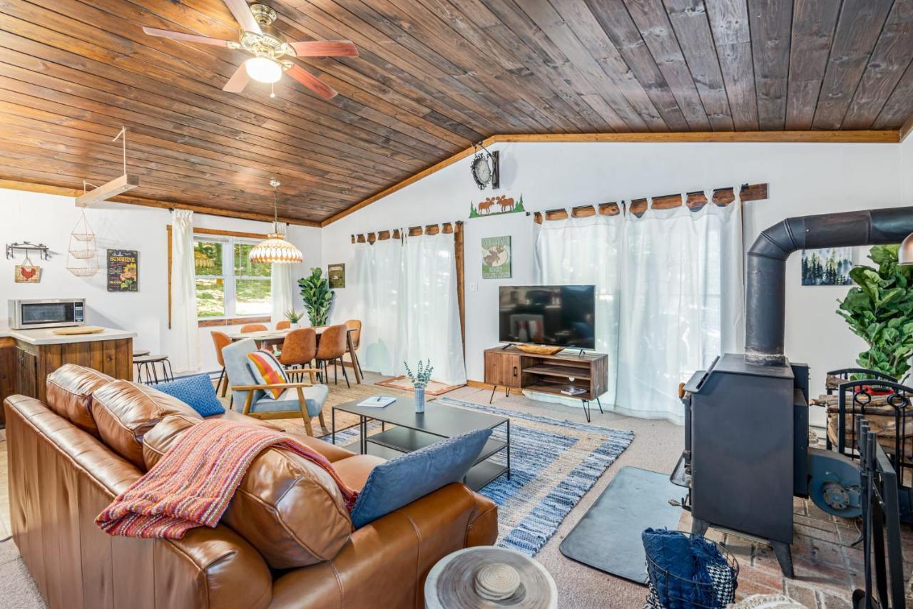 Great Cacapon Secluded W Hot Tub, Fire Pit, Deck & Updated Wifi מראה חיצוני תמונה