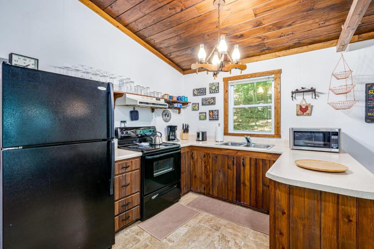 Great Cacapon Secluded W Hot Tub, Fire Pit, Deck & Updated Wifi מראה חיצוני תמונה
