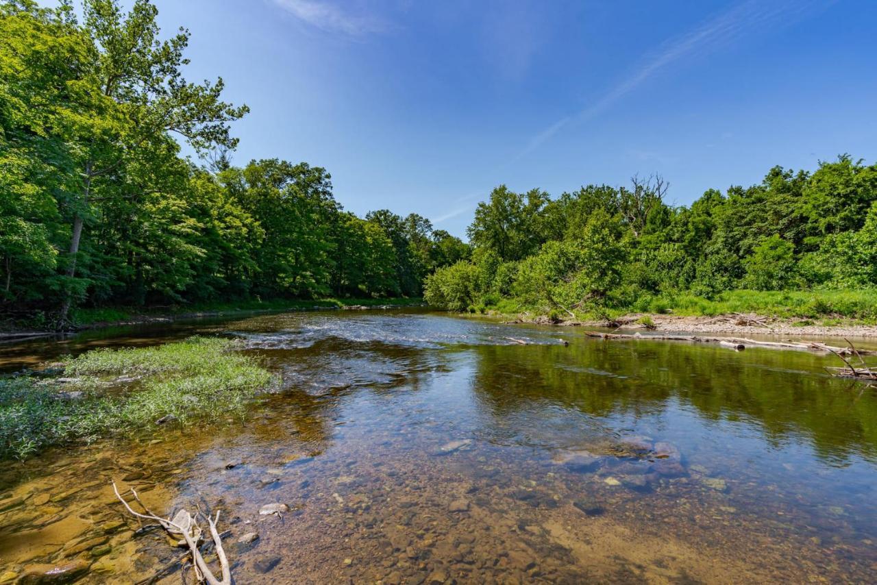 Great Cacapon Secluded W Hot Tub, Fire Pit, Deck & Updated Wifi מראה חיצוני תמונה