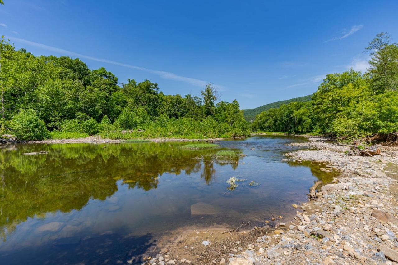 Great Cacapon Secluded W Hot Tub, Fire Pit, Deck & Updated Wifi מראה חיצוני תמונה