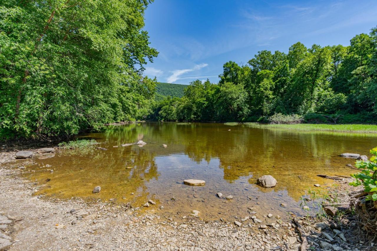 Great Cacapon Secluded W Hot Tub, Fire Pit, Deck & Updated Wifi מראה חיצוני תמונה