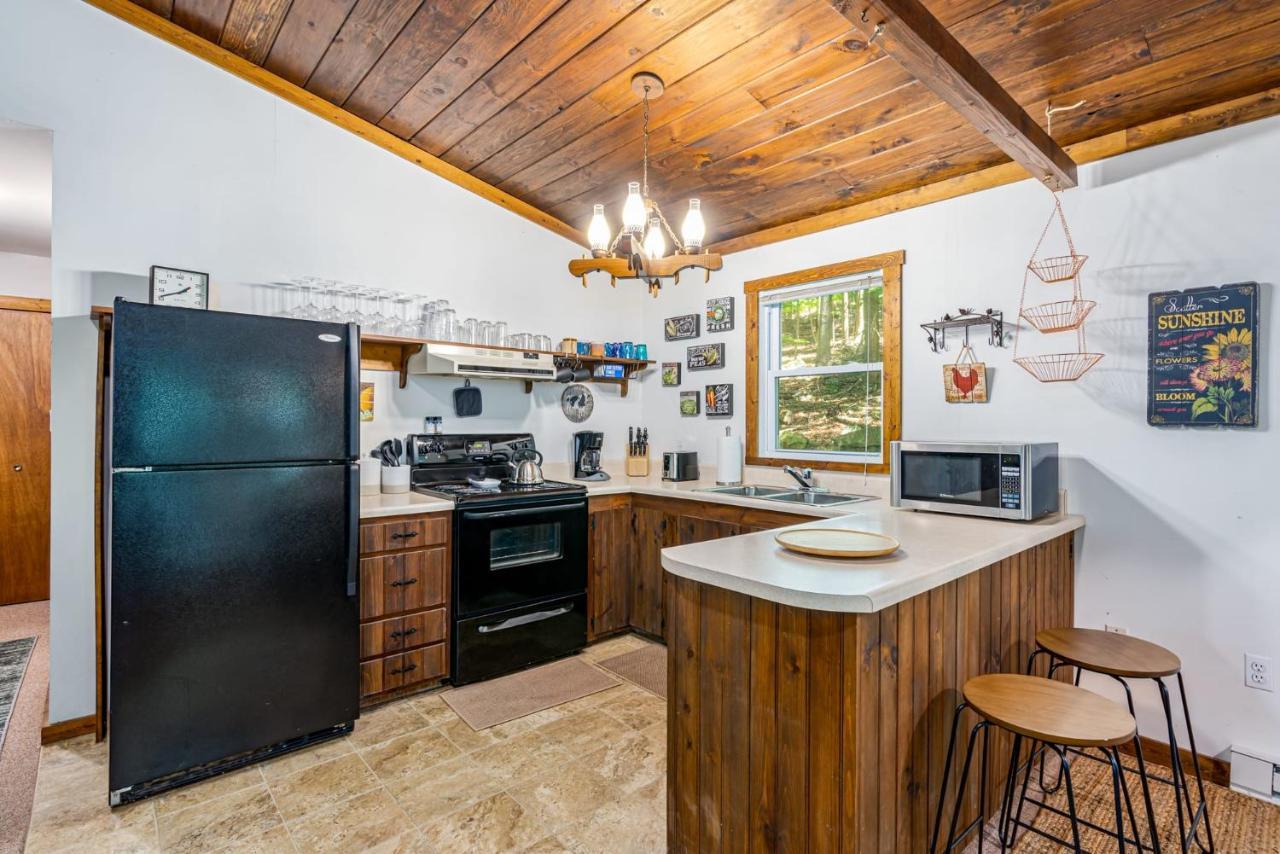 Great Cacapon Secluded W Hot Tub, Fire Pit, Deck & Updated Wifi מראה חיצוני תמונה