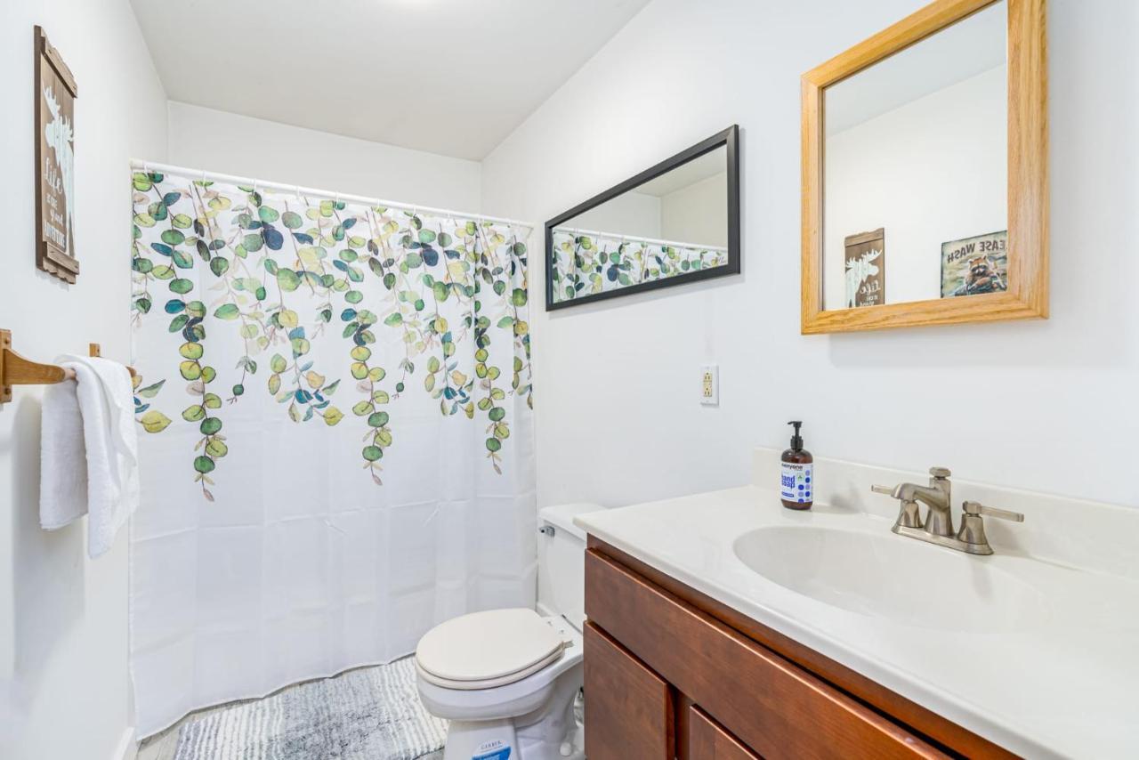 Great Cacapon Secluded W Hot Tub, Fire Pit, Deck & Updated Wifi מראה חיצוני תמונה