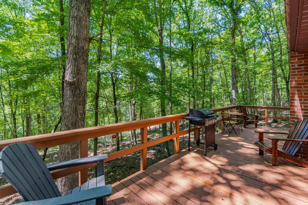 Great Cacapon Secluded W Hot Tub, Fire Pit, Deck & Updated Wifi מראה חיצוני תמונה