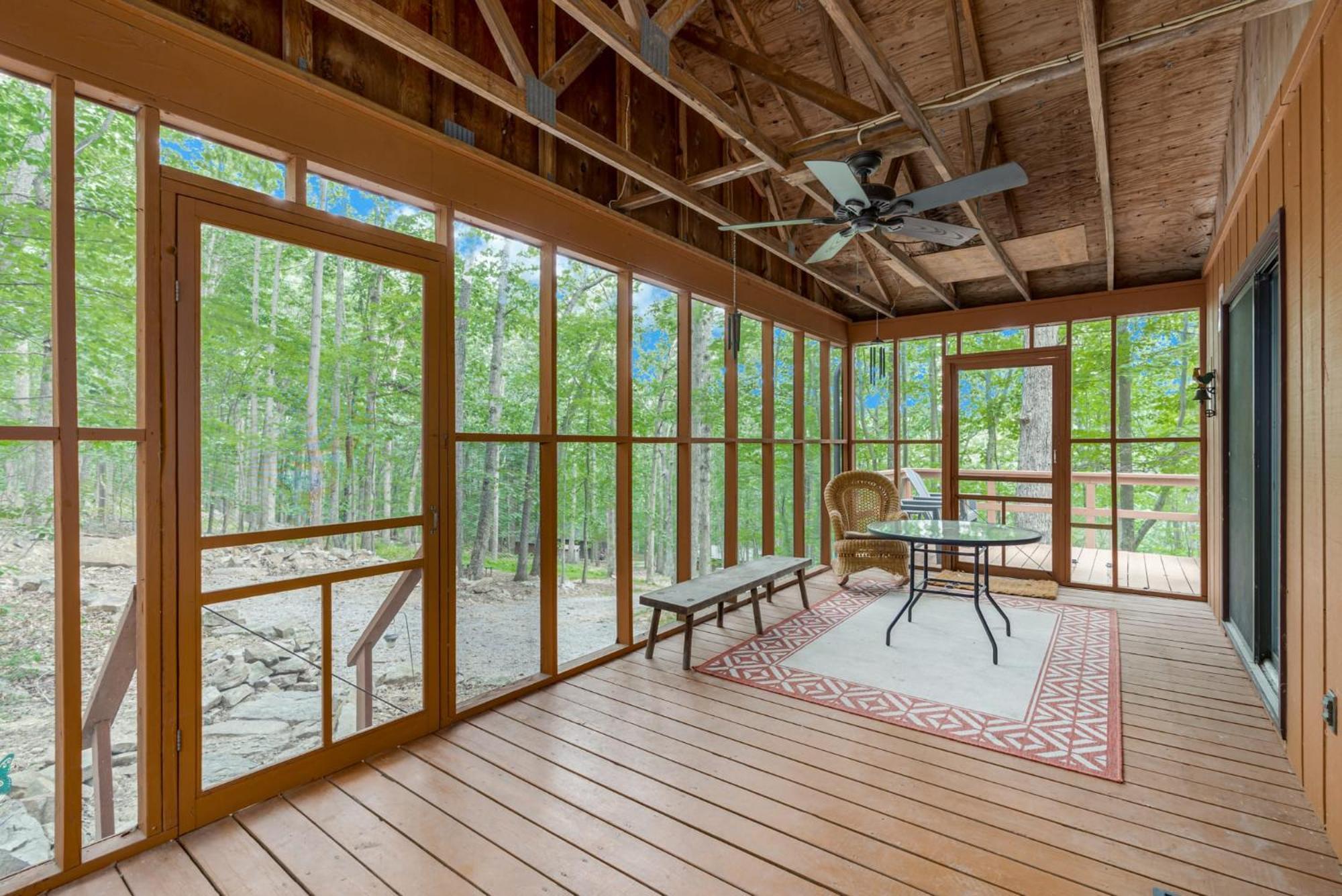 Great Cacapon Secluded W Hot Tub, Fire Pit, Deck & Updated Wifi מראה חיצוני תמונה