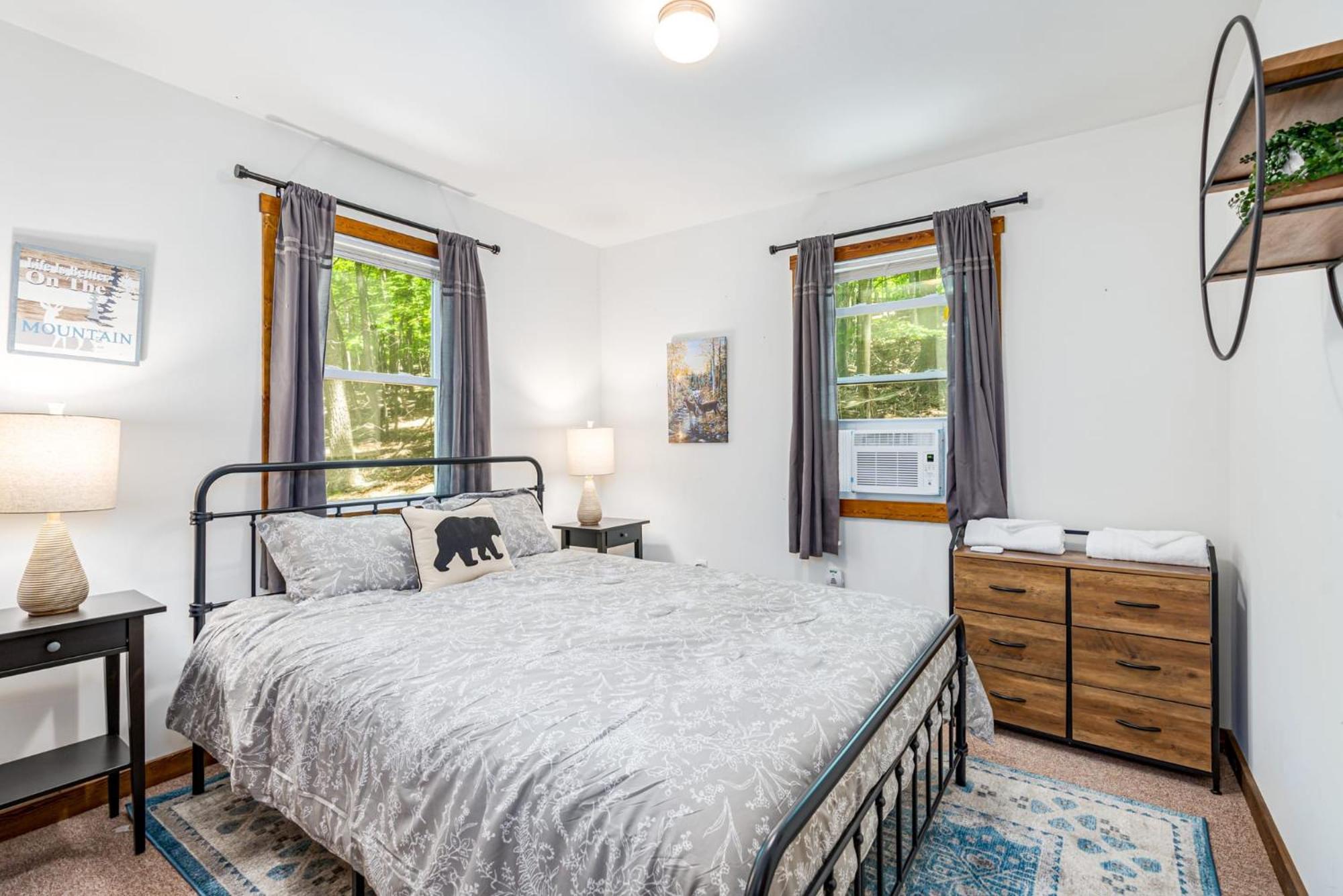 Great Cacapon Secluded W Hot Tub, Fire Pit, Deck & Updated Wifi מראה חיצוני תמונה