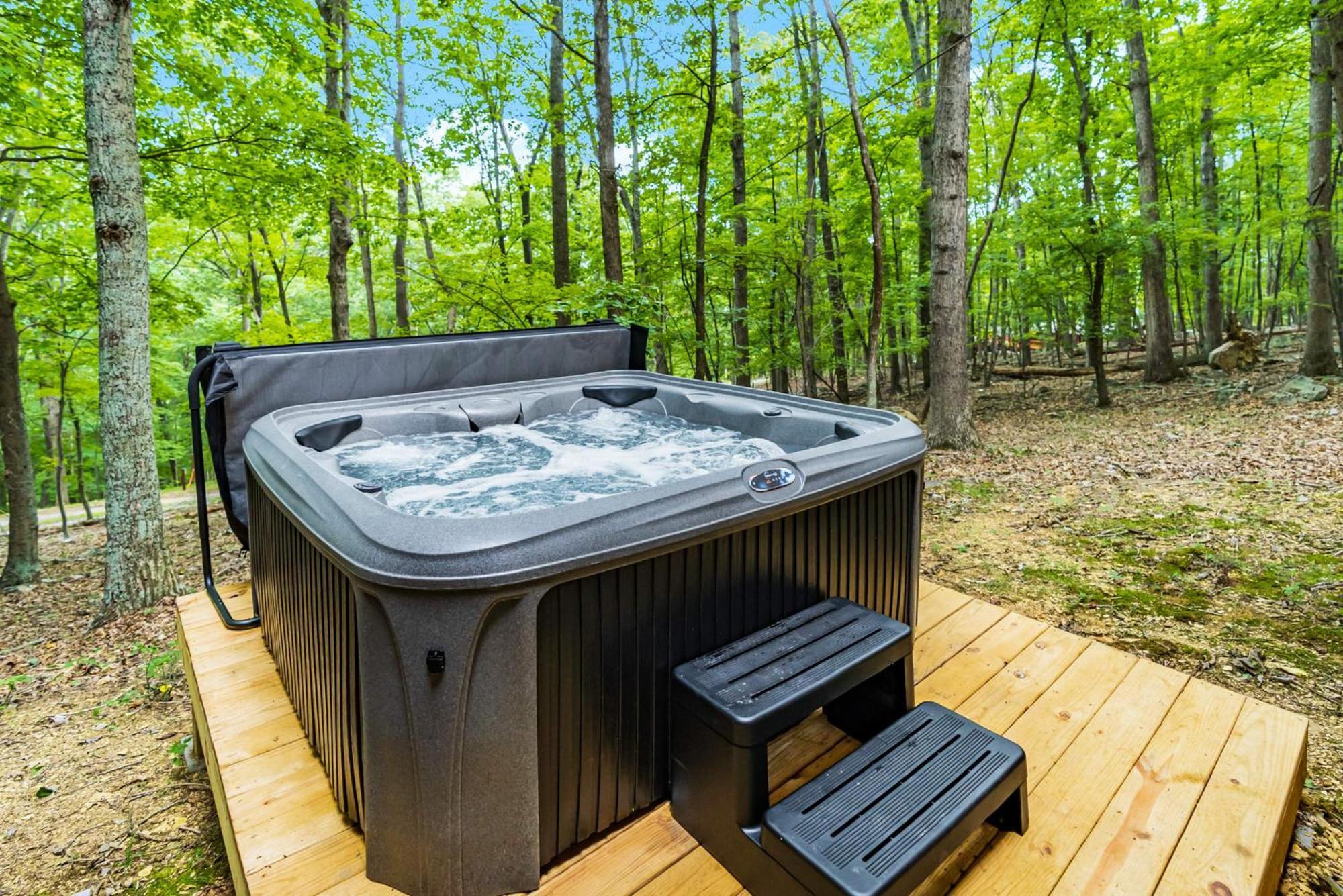 Great Cacapon Secluded W Hot Tub, Fire Pit, Deck & Updated Wifi מראה חיצוני תמונה