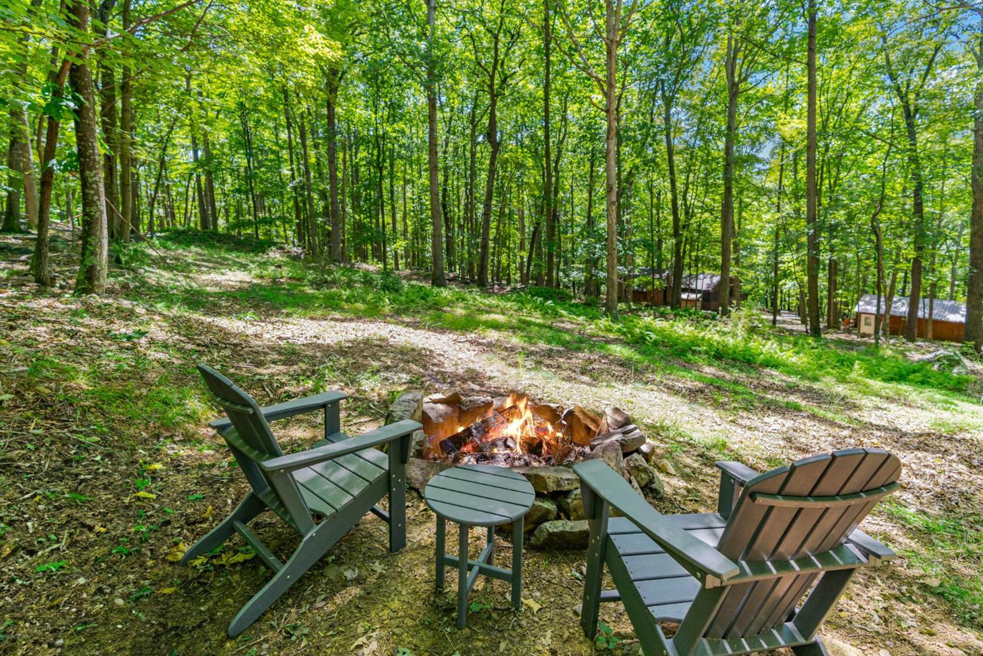 Great Cacapon Secluded W Hot Tub, Fire Pit, Deck & Updated Wifi מראה חיצוני תמונה